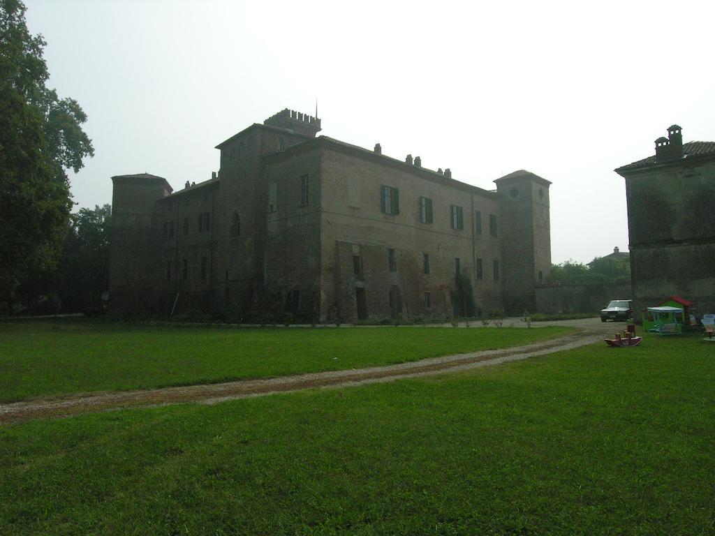 Castello Sannazzaro B&B Giarole Bagian luar foto